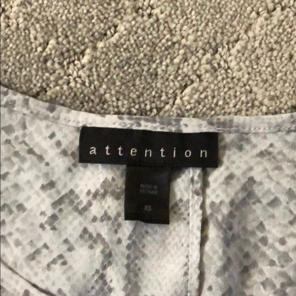 Scale pattern open back blouse - Picture 3 of 3